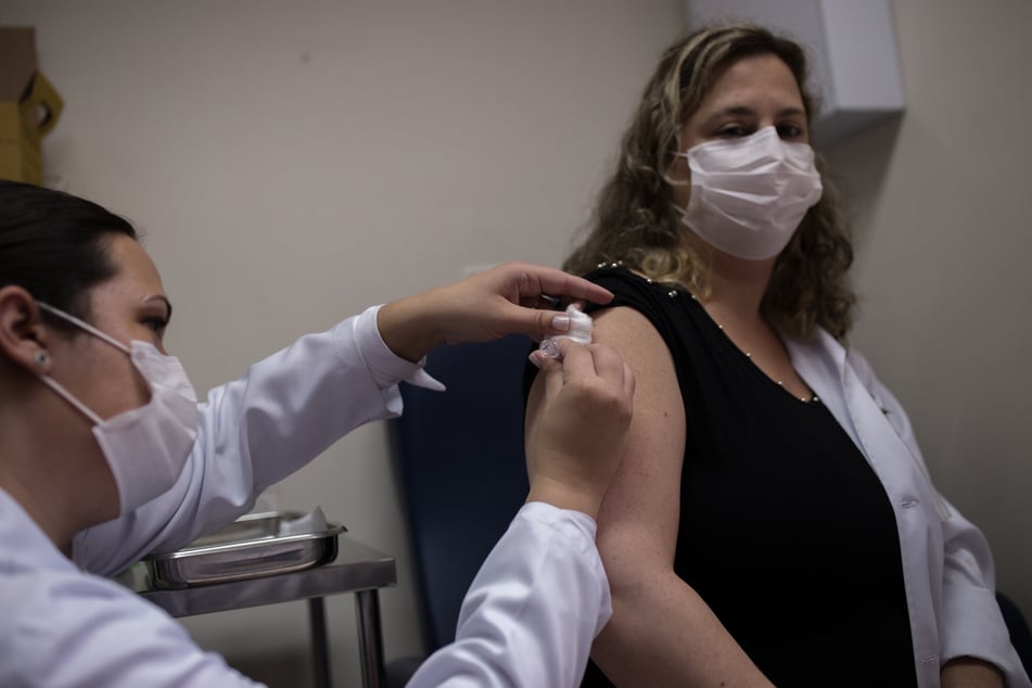 Eine Freiwillige lässt sich in Brasilien mit einem Corona-Impfstoff des chinesischen Pharmakonzerns Sinovac impfen. Es handelt sich um die dritte Testphase des Wirkstoffes.