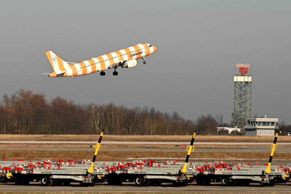 Diese Bilder sind tatsächlich aktuell: Am Dienstag startete Condor wieder vom Flughafen Leipzig/Halle, wenn auch nur kurzzeitig.
