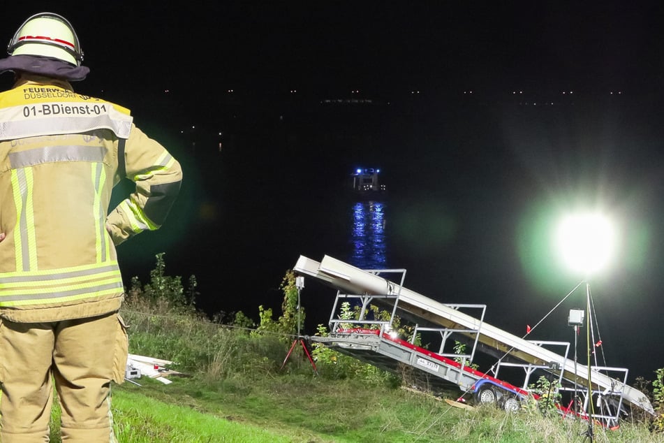 Zwischenzeitlich drohte der Trailer von der Strömung in den Rhein gezogen zu werden.