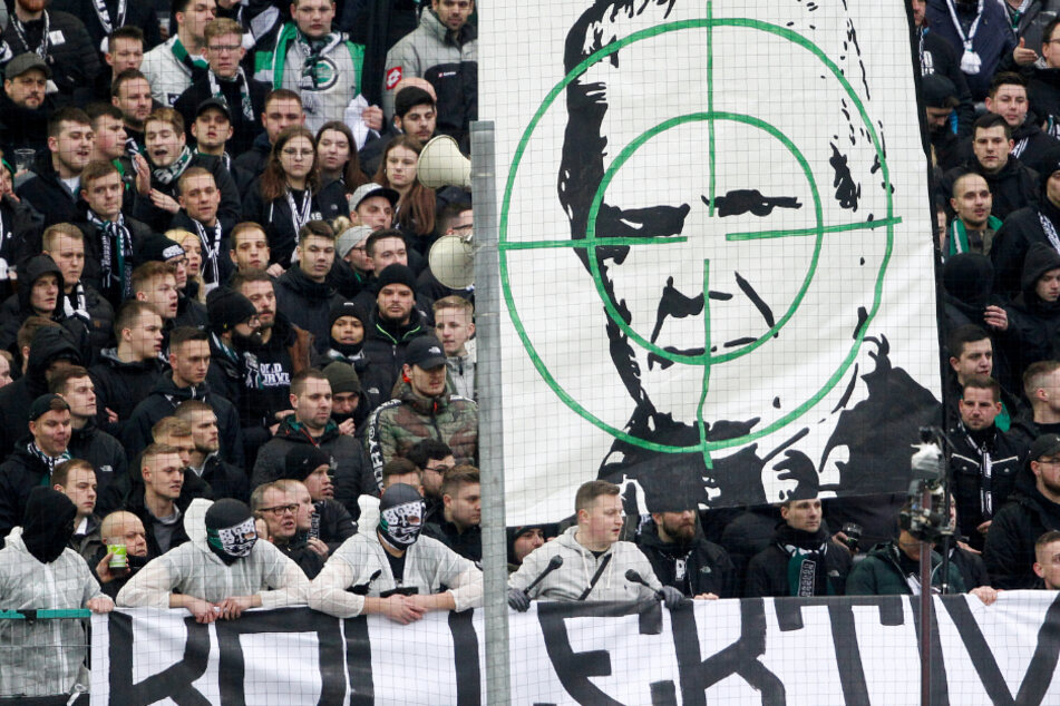 Mönchengladbacher Ultras zeigen ein Transparent mit dem Konterfei von Dietmar Hopp. Diese Form des Protestes hält aktuell Einzug in den deutschen Stadien.