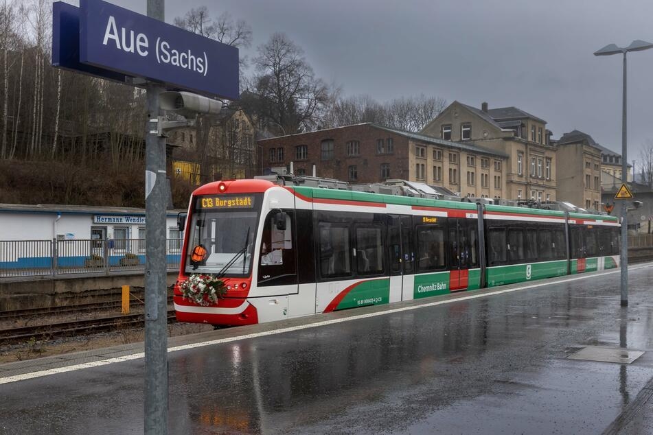 Seit Januar 2022 rollen nach mehreren Jahren Pause wieder offiziell Bahnen auf der Strecke Chemnitz - Aue.