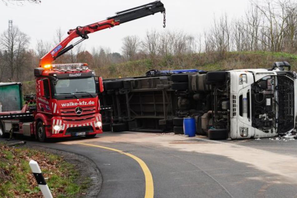 Unfall A44: Sattelzug kippt bei Kassel-West um: Bergung dauert Stunden, kilometerlange Staus