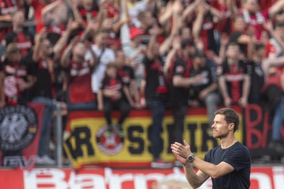 Bild mit Symbolcharakter: Trainer Xabi Alonso (41) ist bei den Leverkusener Anhängern äußerst beliebt.