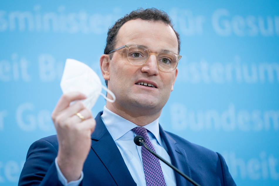 Jens Spahn (40, CDU), Bundesminister für Gesundheit, zeigt seine FFP2-Maske. Er erklärt sich zu einem Impfgipfel mit Bund und Ländern bereit.
