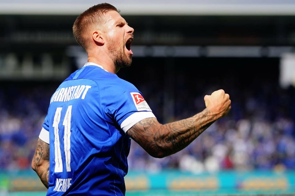 Tobias Kempe bejubelt seinen Treffer zum 1:0 für den SV Darmstadt 98. Im ersten Startelfeinsatz dieser Saison war der 32-Jährige bis zu seiner Auswechslung in der 61. Minute einer der großen Aktivposten.