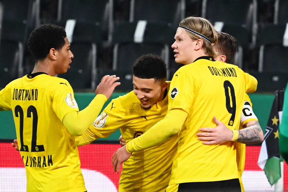 Marco Reus (r.) und Erling Haaland (2.v.r.) bereiteten vor, Jadon Sancho (2.v.l.) schoss Borussia Dortmund zum Sieg.
