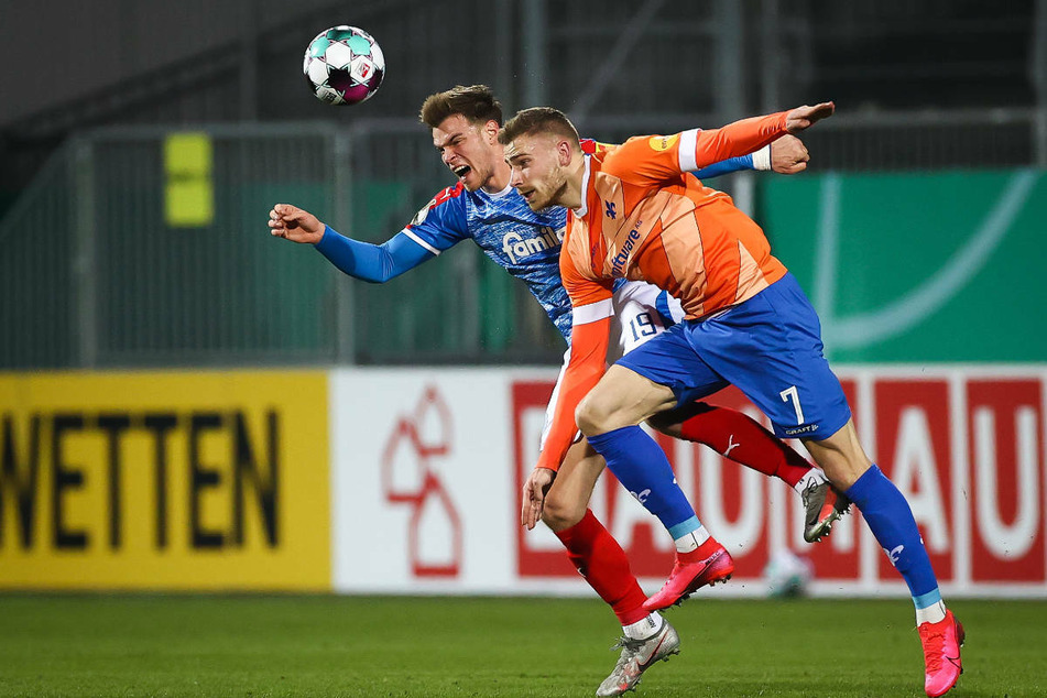 Kein Durchkommen für Lilien-Stürmer Felix Platte (r.) gegen Kiels Simon Lorenz.