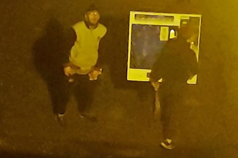 Auf dem Bild sind die beiden Räuber abgebildet. Sie versuchten zwei Zigarettenautomaten zu klauen. Wer erkennt die Täter?