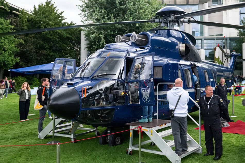 Berlin: Kanzler-Heli und Streitgespräche: Regierung stellt sich Besuchern in Berlin (vor)