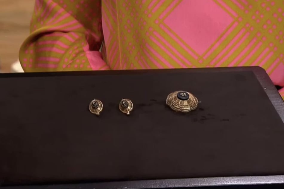 Das mitgebrachte Set besteht aus einem Paar Ohrringe und einer Brosche.