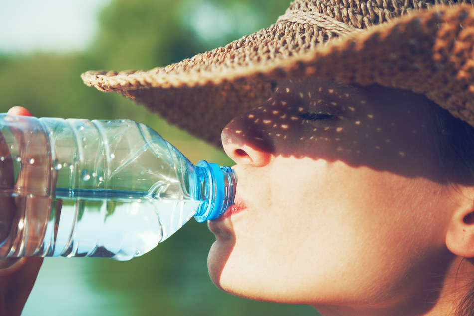 Bei Hitze wichtig: Viel Trinken! Flüssigkeitsmangel wirkt sich auf die Leistung unseres Gehirns aus.