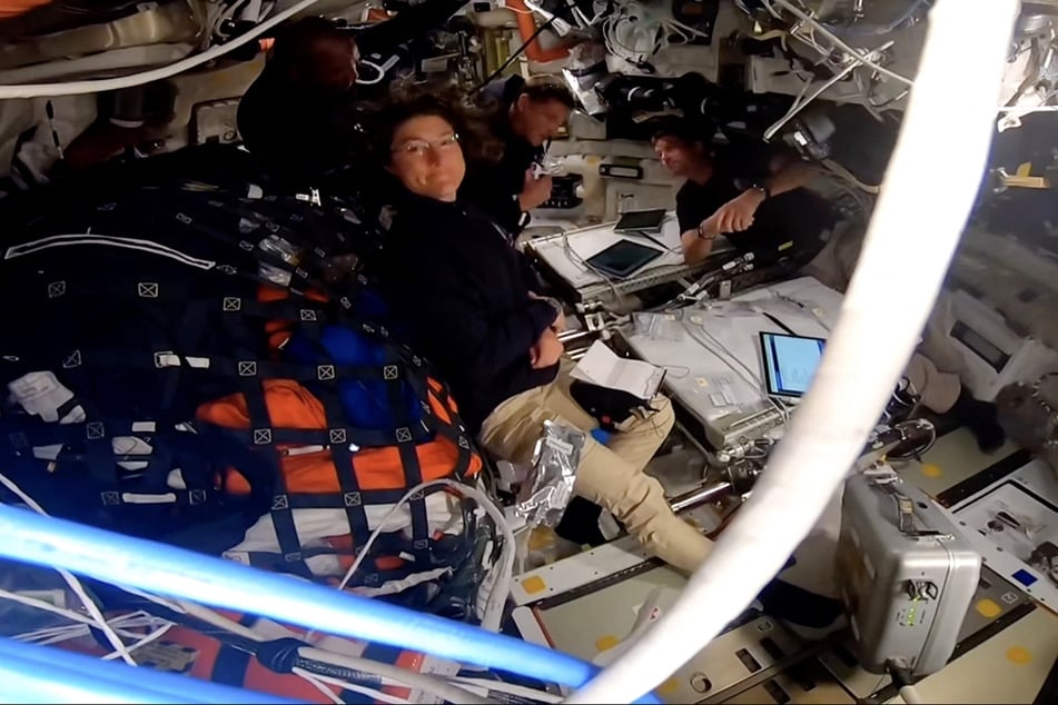 Dieser Screenshot aus einem NASA-Livestream zeigt die Artemis-II-Besatzung – NASA-Pilot Victor Glover, NASA-Kommandant Reid Wiseman, den kanadischen Raumfahrtspezialisten Jeremy Hansen und die NASA-Missionsspezialistin Christina Koch.