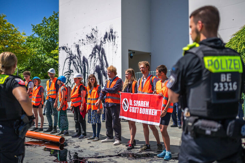 Am Mittwoch haben Mitglieder der "Letzten Generation" vor dem Kanzleramt demonstriert und eine Wand des Gebäudes beschmiert.