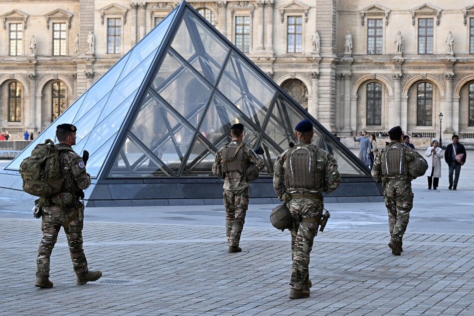 Kurz nach dem Raub patrouillierten Polizisten im Innenhof des Louvre.