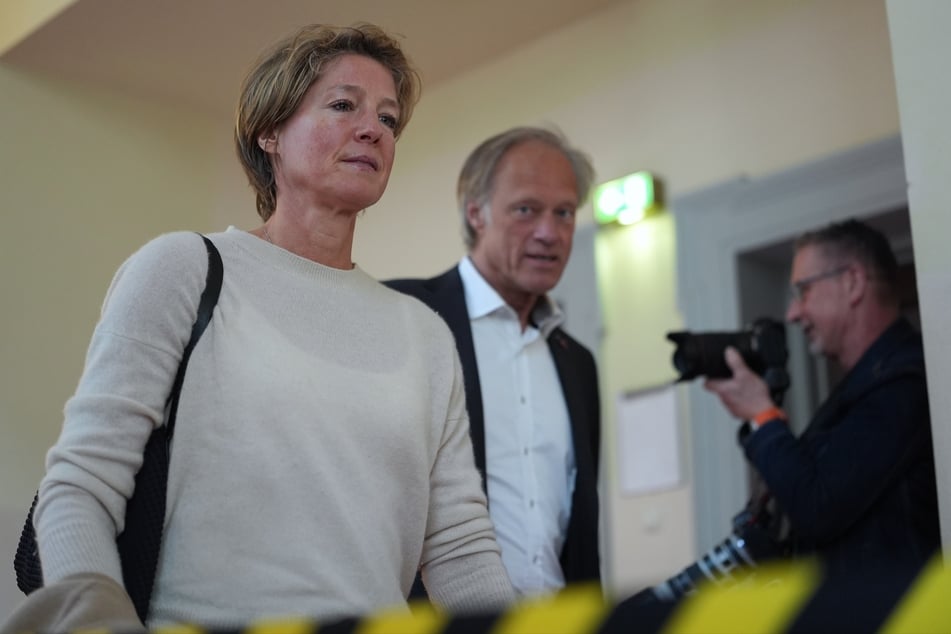 Christina Block (52) zusammen mit ihrem Lebensgefährten Gerhard Delling (66) auf dem Weg zu Saal 237 im Hamburger Landgericht.