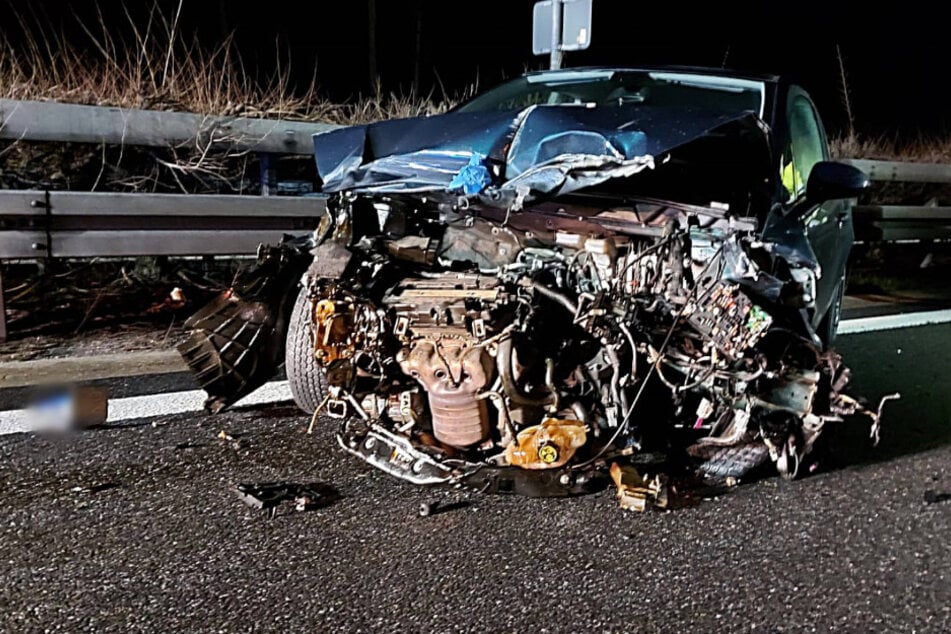Unfall A81: 23-Jährige verliert Kontrolle über Opel Corsa und kracht in Leitplanke