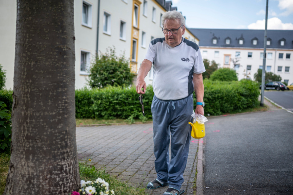 Bernd Weber (76) zeigt die Blumen der Anwohner an der Unfallstelle. Hier starb eine Seniorin (†89), eine weitere (87) wurde schwer verletzt.