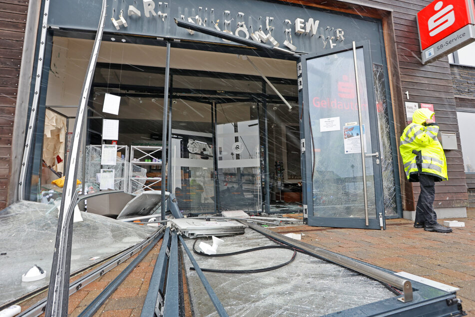 Das Gebäude wurde durch die Explosion des Geldautomaten stark beschädigt.