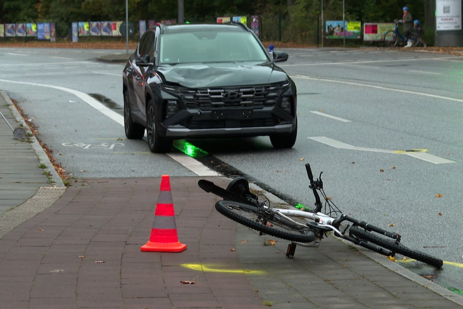 Radfahrer wird von Auto erfasst und durch die Luft geschleudert - Lebensgefahr!