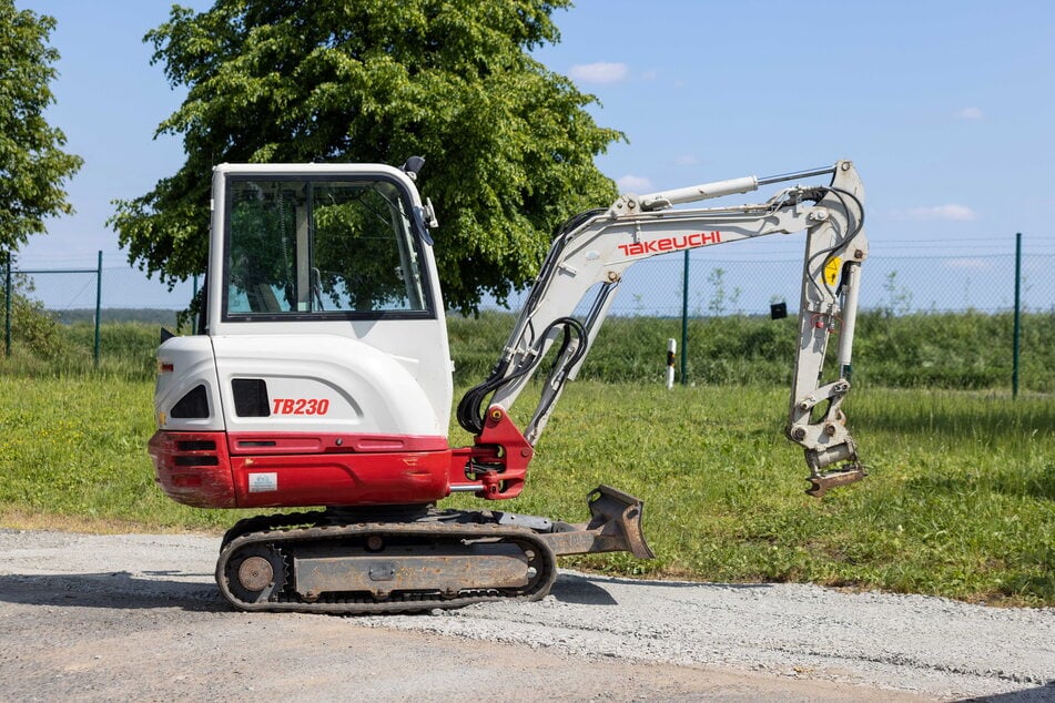 Mit diesem Bagger wurde in Niederau der Firmenzaun eingerissen.
