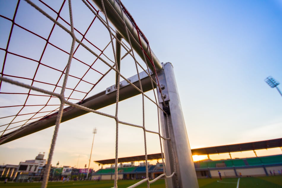 Bei einem Fußballspiel in Schwaben flippte ein Trainer aus und griff den Schiedsrichter an. (Symbolfoto)