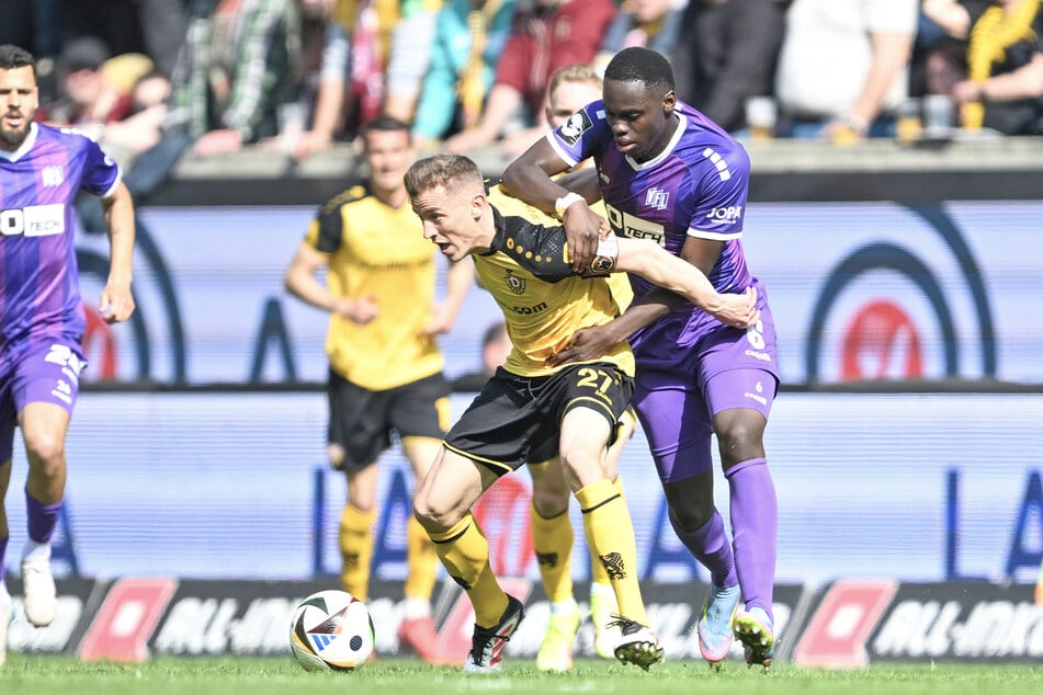Mitte April waren Niklas Hauptmann (l.) und Kofi Amoako noch Konkurrenten. Der Osnabrücker wollte dem Dynamo-Aufstiegshelden den Ball abluchsen.
