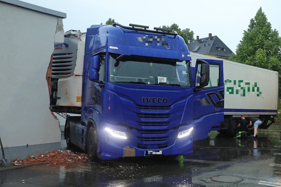 Unter Drogen! Lkw-Fahrer kracht gegen Mauer von Netto-Markt