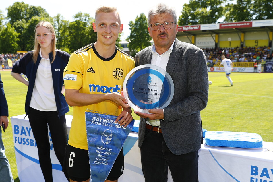 Meisterschaftsfeier im Hans-Walter-Wild-Stadion: Verbandsspielleiter Josef Janker überreichte Benedikt Kirsch (26) die Titeltrophäe.