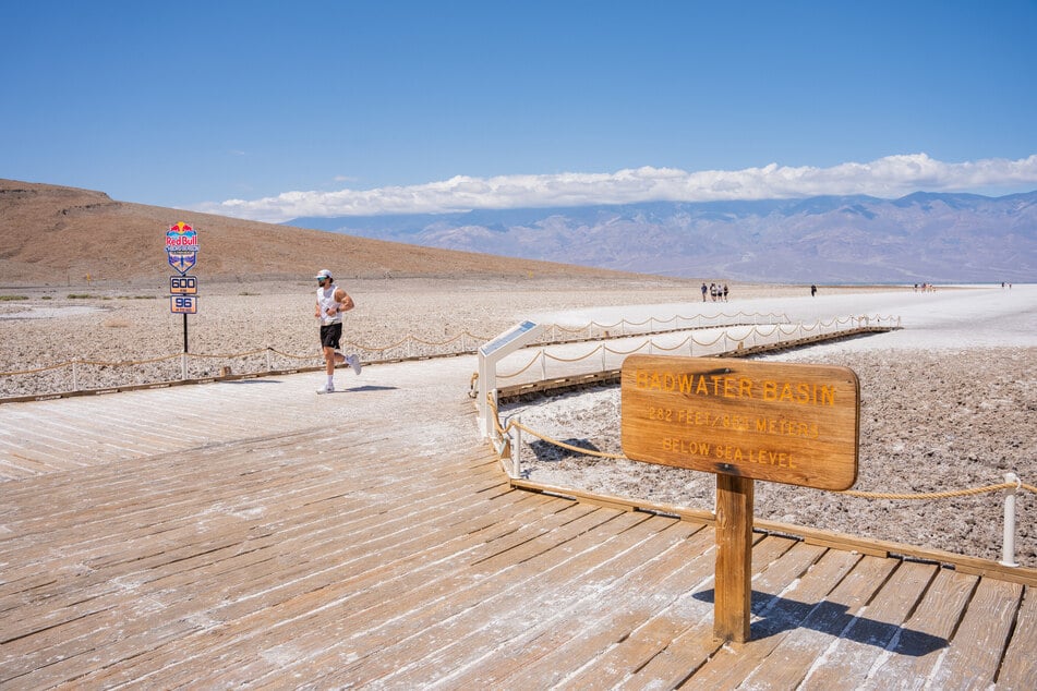 Mit etwas Verzögerung wegen technischer Probleme startete Arda Saatçi (28) am Dienstag gegen 20.07 Uhr Deutscher Zeit im Badwater Basin im Death Valley.