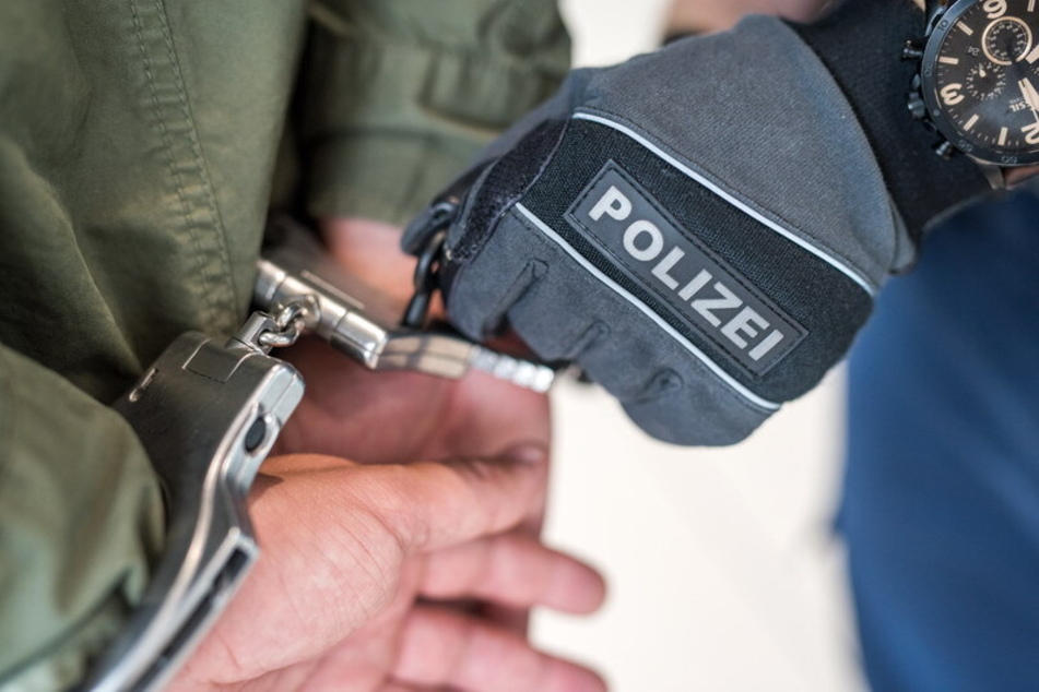 Polizisten haben einen 23-Jährigen auf seiner Flucht in Köln festgenommen. (Symbolbild)