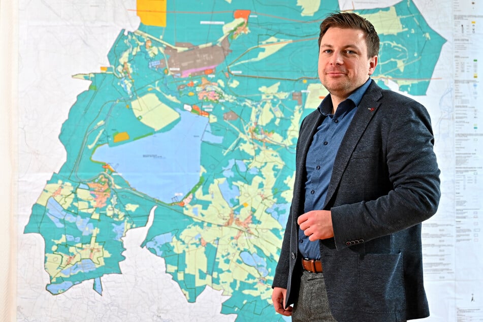 Bürgermeister Hendryk Balko (38, parteilos) vor einer Karte der Gemeinde Boxberg. Sie ist flächenmäßig die größte Gemeinde Sachsens. Der Truppenübungsplatz Oberlausitz grenzt an Boxberg.
