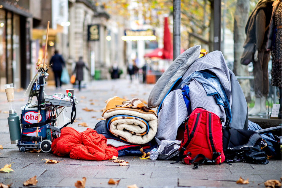 Die Habseligkeiten eines Obdachlosen liegen in der Hannover Innenstadt auf dem Bürgersteig. (Symbolbild)