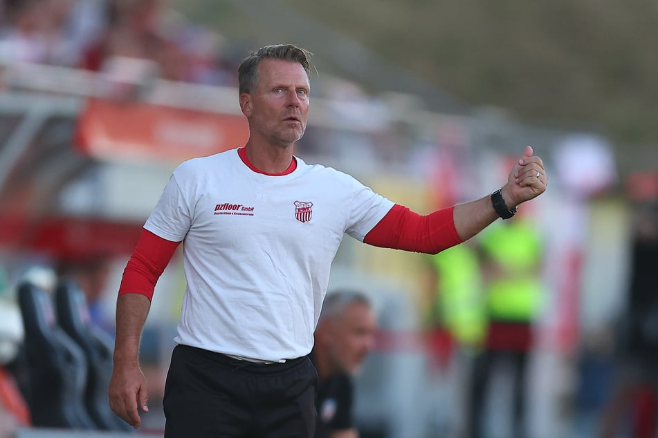 Coach Rico Schmitt (57) freut sich über Basics.