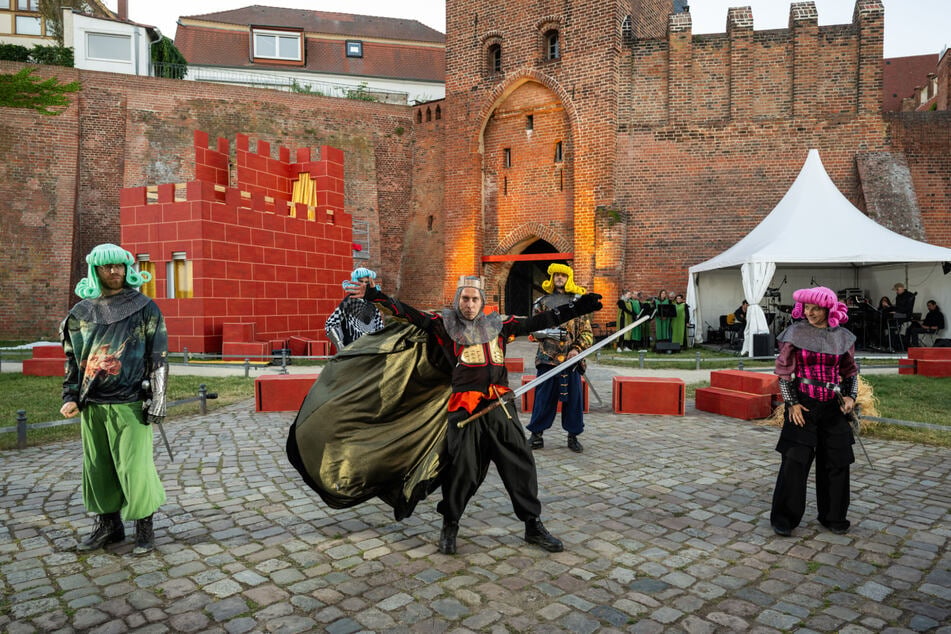 Die Bühne ist direkt vor der hohen Stadtmauer.