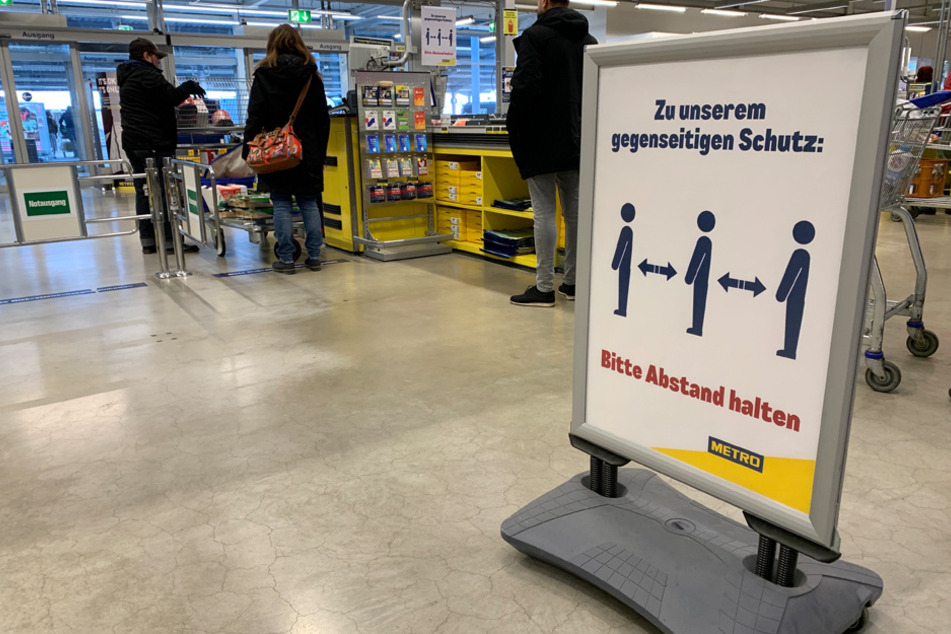 Mindestabständen zwischen den Kunden sollen umgesetzt werden.