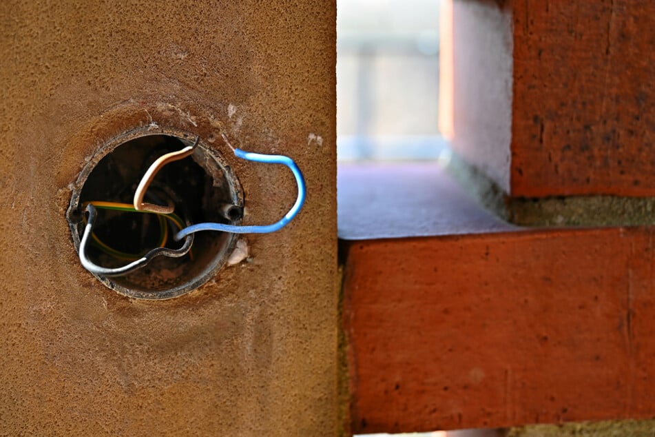 Lichtschalter abgefetzt: Wegen heraushängender Elektrokabel ist die Verkehrssicherheit im Inneren nicht mehr gegeben.