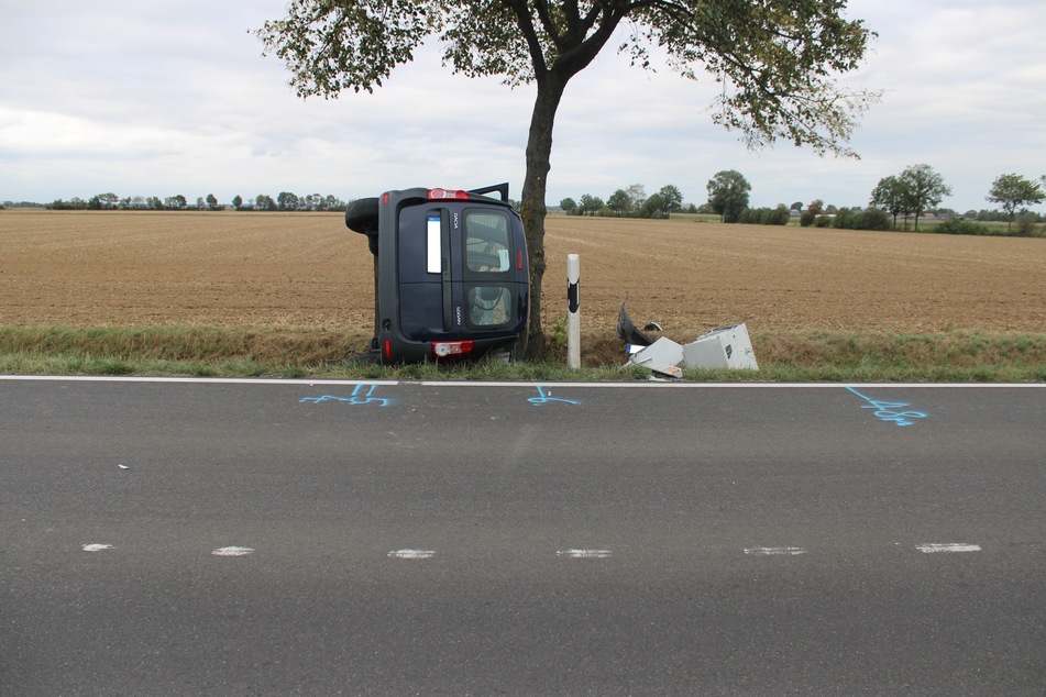 Das Auto ist gegen ein Baum geprallt und seitlich liegen geblieben. Der Fahrer zog sich dabei schwere Verletzungen zu.
