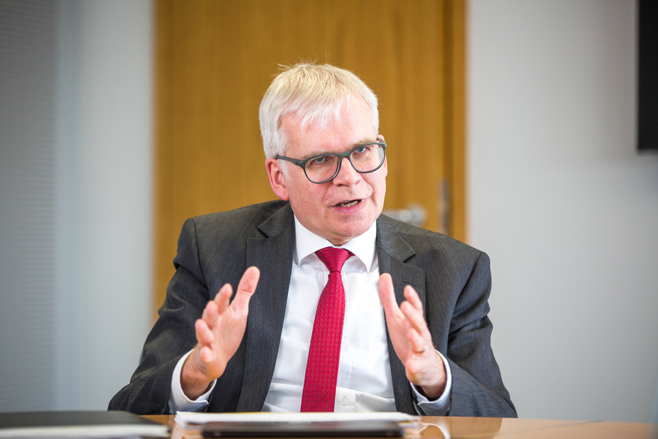 Finanzminister Vorjohann (56, CDU) muss das Geld beschaffen.