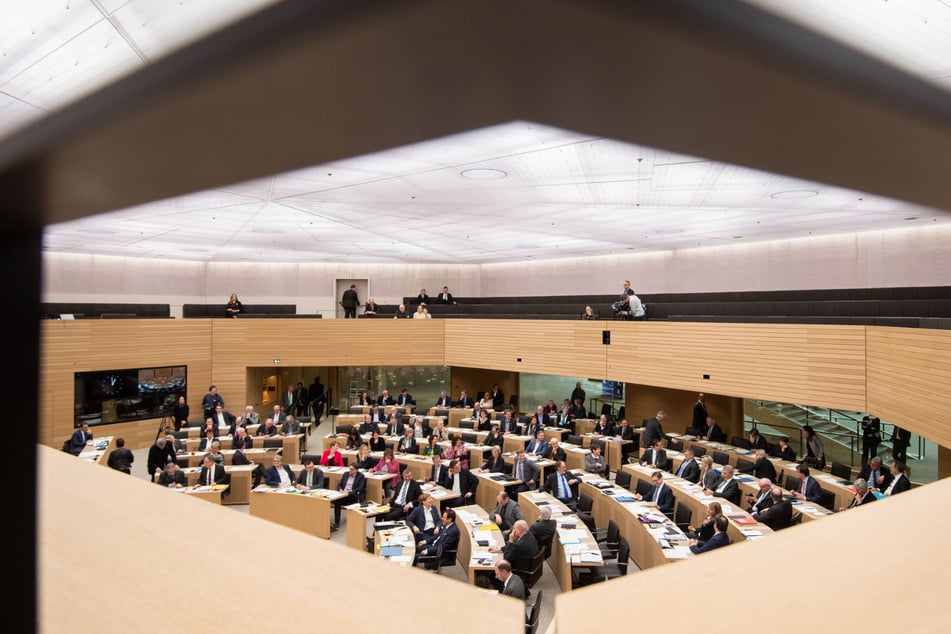 Stuttgart: Abgeordnete sitzen im Plenarsaal des Landtags von Baden-Württemberg. Am Donnerstag wird die Sitzung wohl abgesagt.