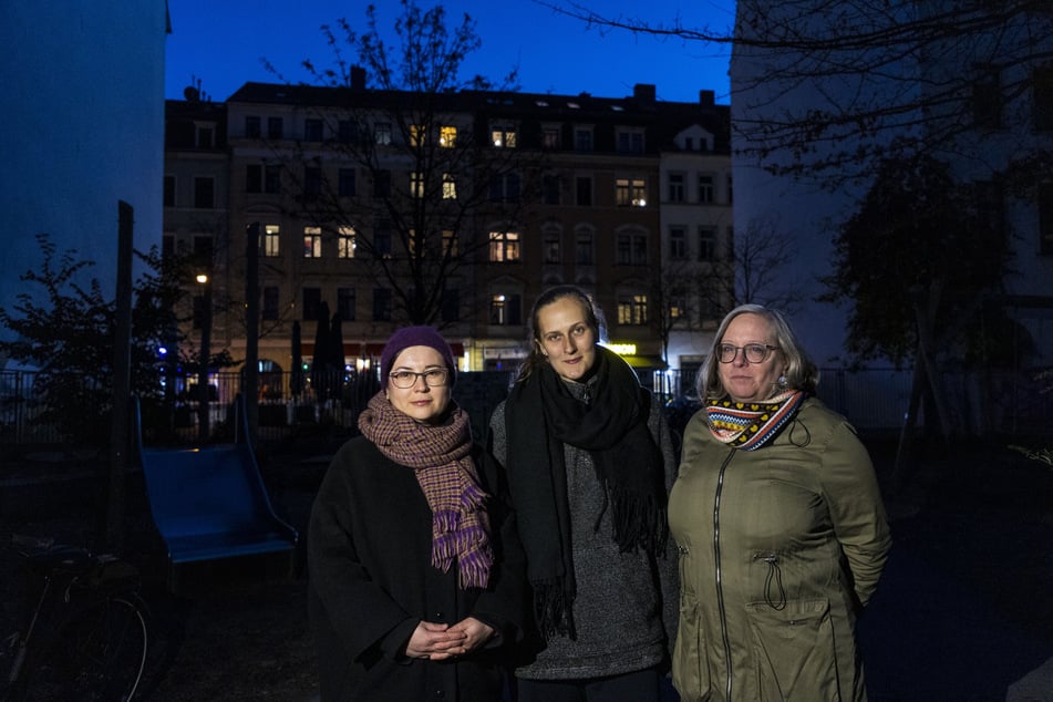 Die Grünen-Politikerinnen Tina Siebeneicher (41, v.l.), Hanna Ogrzewalla (29) und Ulla Wacker (53) machen sich für mehr Beleuchtung stark.