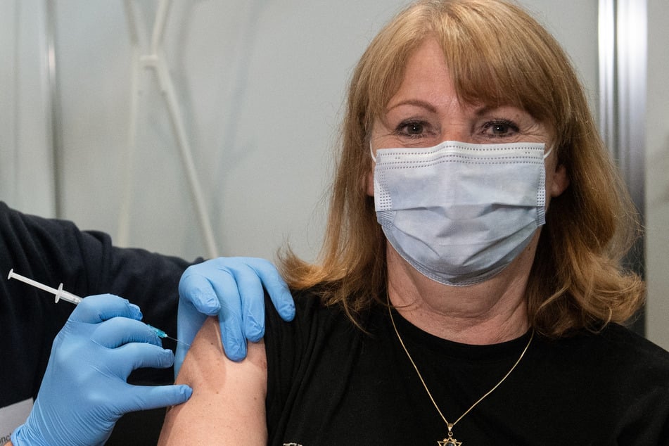 Sachsens Gesundheitsministerin, Petra Köpping (63, SPD), ließ sich bereits Mitte April im Impfzentrum in Leipzig mit dem Impfstoff von AstraZeneca gegen das Coronavirus impfen.