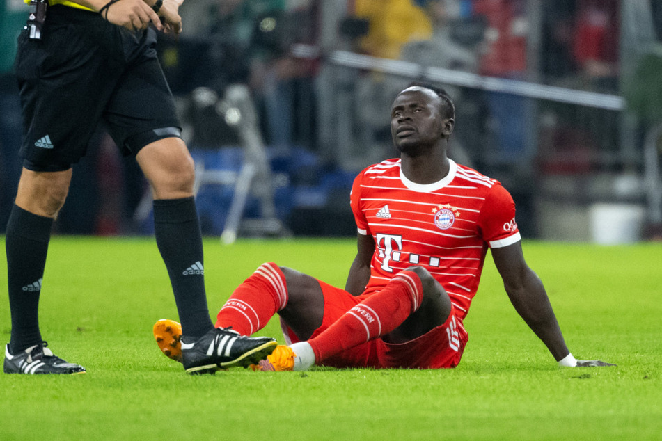 Nach einem Zweikampf beim Spiel gegen Werder Bremen musste Sadio Mané (30) verletzt ausgewechselt werden.