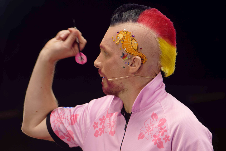 Bei der Promi-Darts-WM sorgte der Kölner Comedian nicht nur mit seiner extravaganten Frisur für Aufsehen.