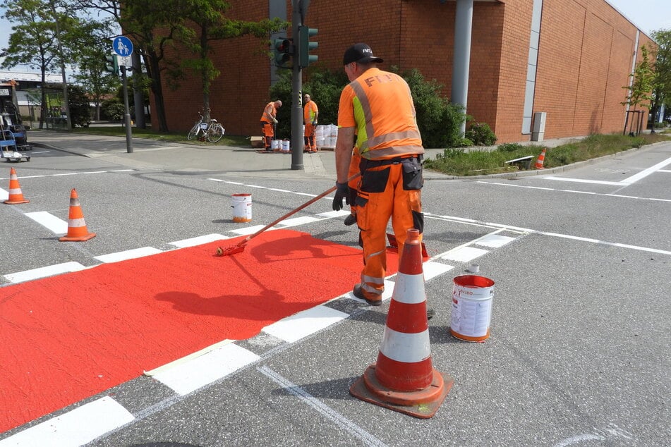 Drei Wochen nach dem tödlichen Unfall mit einem Lastwagen wurden am Sonntag an der Kreuzung neue rote Markierungen für den Radverkehr aufgebracht.