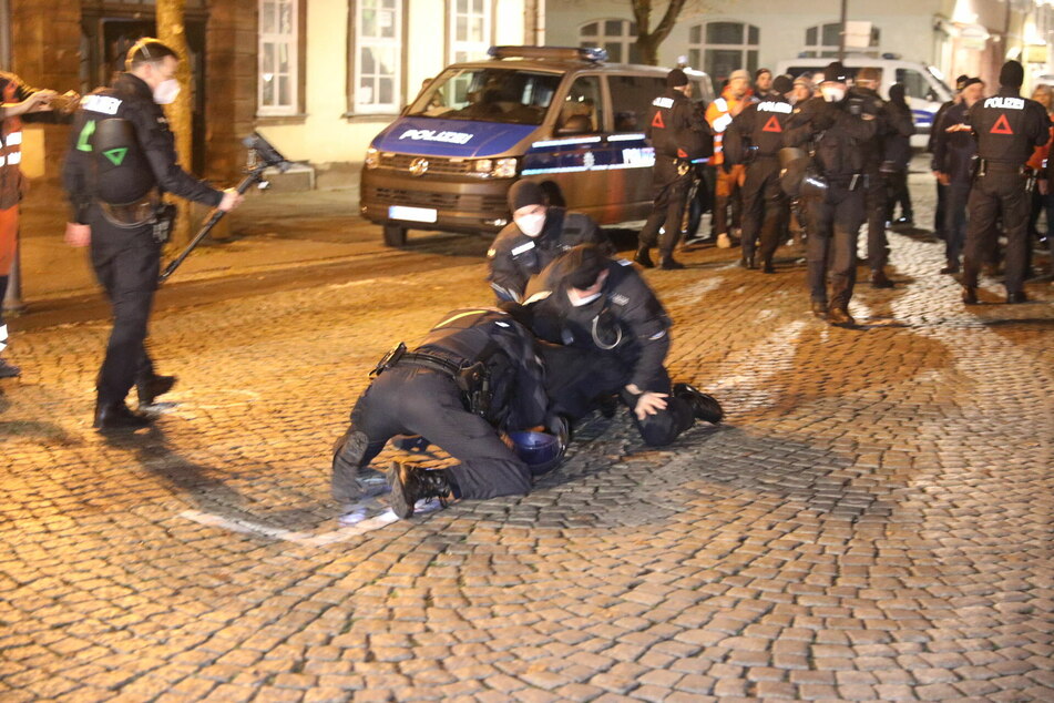 Nachdem die Polizei auf die geltenden Corona-Regeln hingewiesen hatte, wurde die Stimmung aggressiv. Es kam zu Festnahmen.