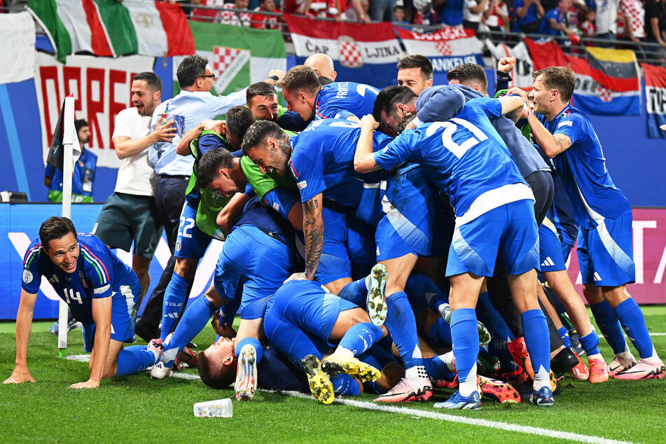 Die Italiener konnten ihr Last-Minute-Glück kaum fassen. Sie sind für das Achtelfinale qualifiziert.