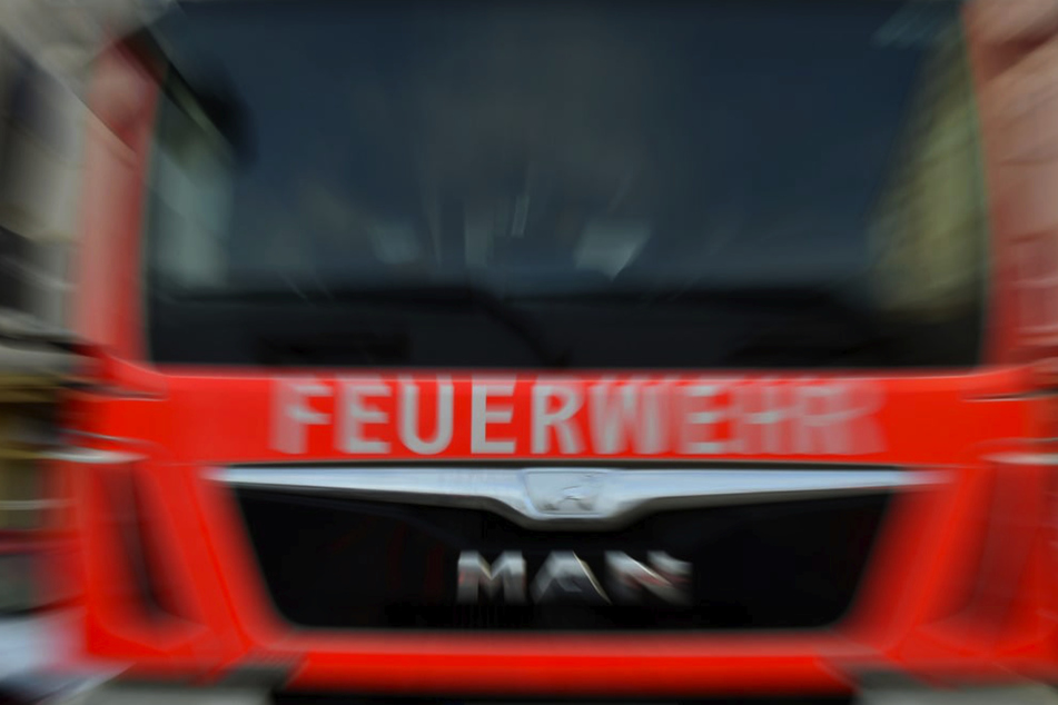 Hamburg: Küchenbrand im Mehrfamilienhaus: Flammen schlagen aus Fenster