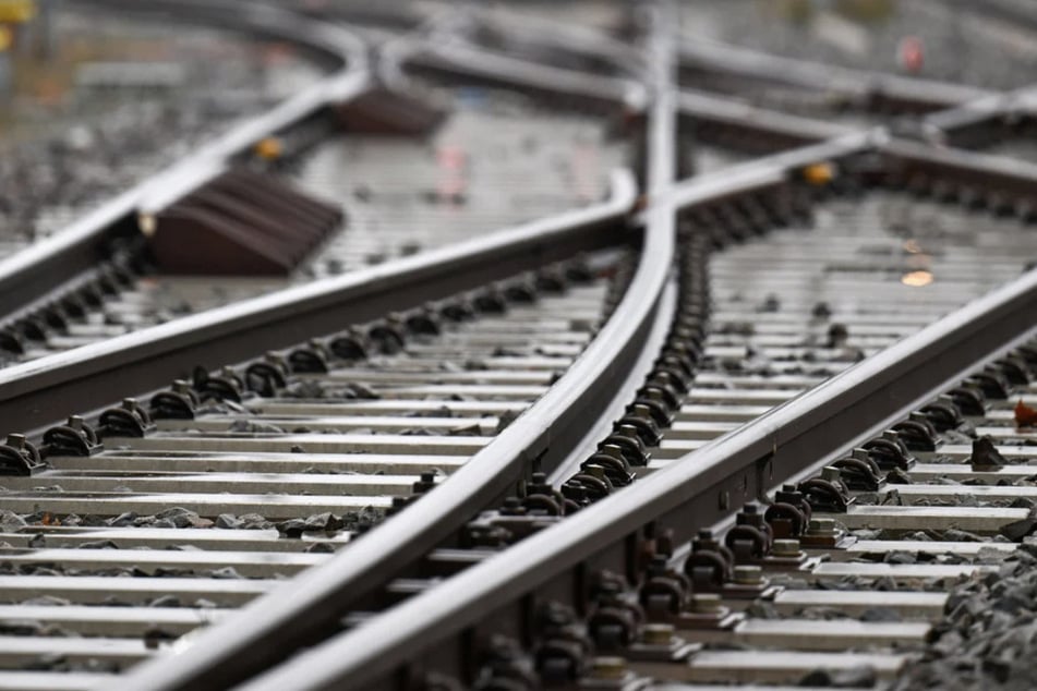 Ein kaputtes Gleis zwischen Erfurt und Weimar sorgt für Zugausfälle und Verspätungen. (Symbolfoto)