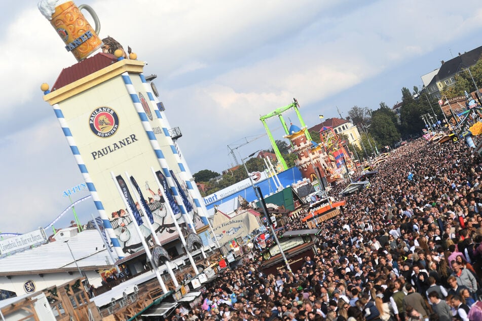 Zum Tischwechsel herrschte am Nachmittag enormes Gedränge auf dem Oktoberfest-Gelände.