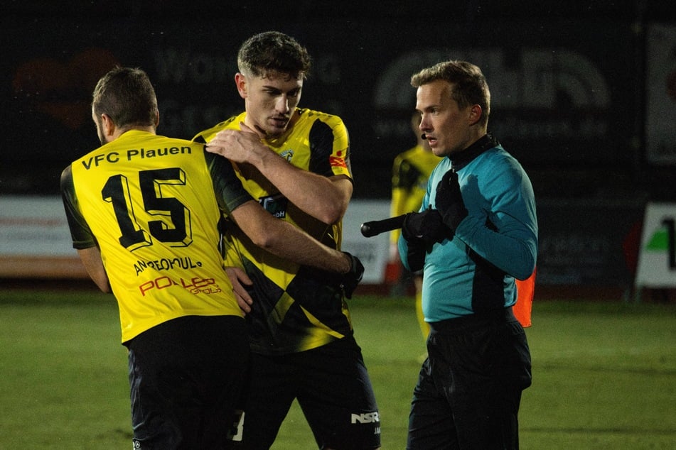 Die Spieler des VFC Plauen waren mit einigen Entscheidungen von Schiedsrichter Lars Albert (48) nicht ganz einverstanden.